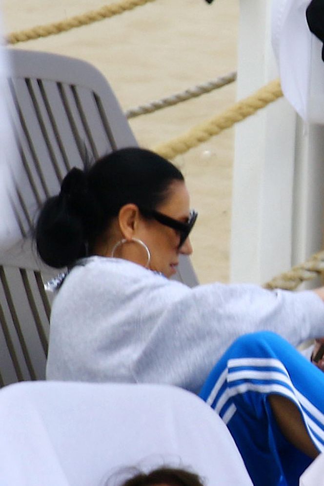 Kayah. Leczyła gardło i opalała kolana