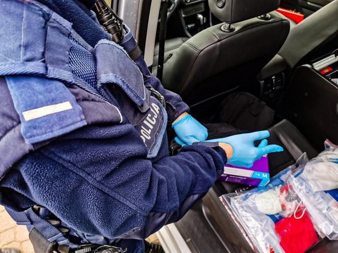 #ZostańWDomu. Policjanci sprawdzają, czy mieszkańcy przestrzegają kwarantanny