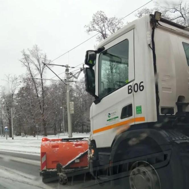 Fatalne warunki na drogach we Wrocławiu i na Dolnym Śląsku. Sporo kolizji, opóźnienia i ślizgawka
