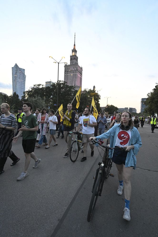 Przeszli przez Warszawę w piżamach i kapciach. Krzyczeli "Chcemy spać!"