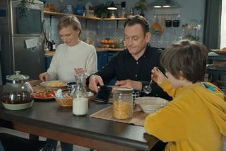 Barwy szczęścia, odcinek 3151. Sonia (Weronika Nockowska), Stefaniak (Paweł Ławrynowicz), Mateusz (Filip Kowalewicz)