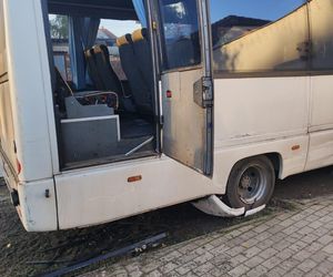 Wypadek autobusu szkolnego na Dolnym Śląsku. Kierowca wjechał w budynek 