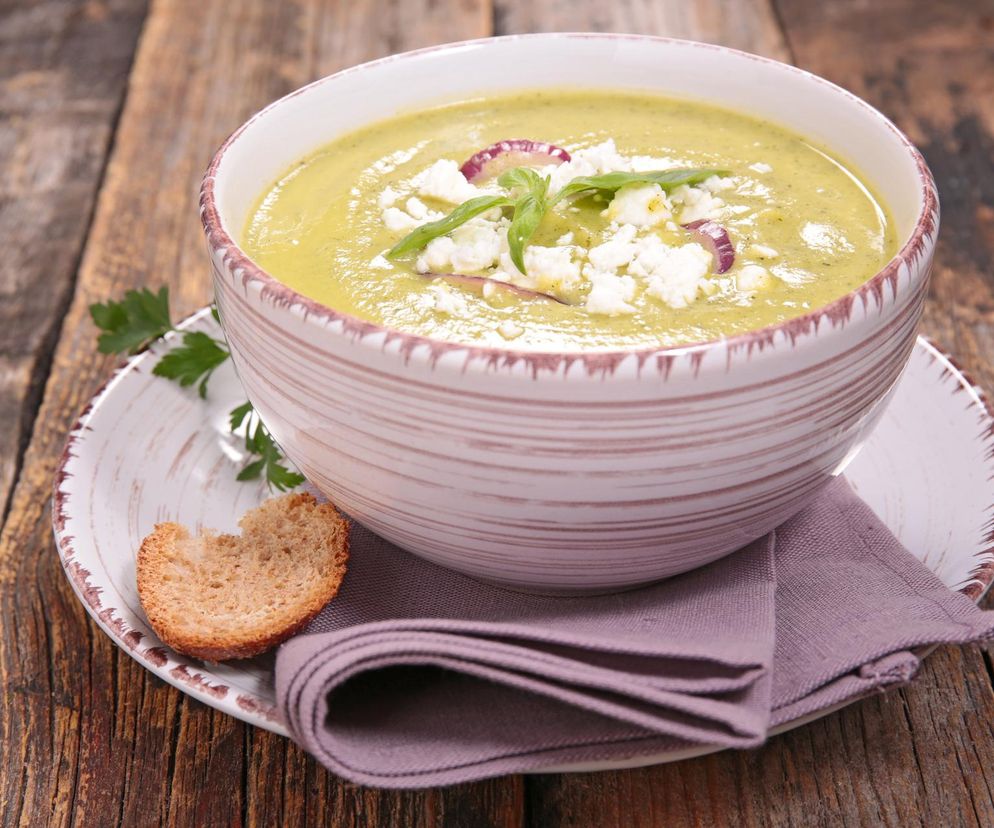 Aromatyczna zupa z cukinii i cebuli dymki. Gotowa w zaledwie 15 minut