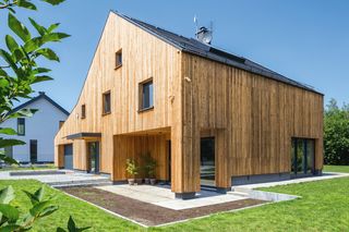 Ochrona przeciwpożarowa domów drewnianych – przepisy, zasady, skuteczne zabezpieczenia