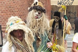 Ta wieś na Warmii wyróżnia się na tle innych. Można tam zobaczyć Warmińskie Straszydła