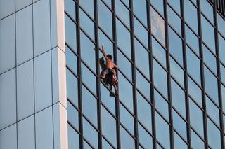 Wdrapał się na szczyt wieżowca w Warszawie