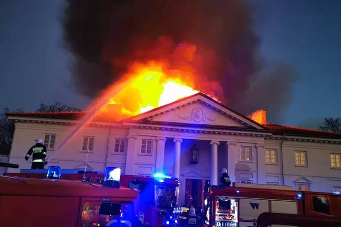 Płonie pałac w Korczewie