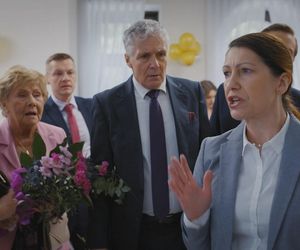 M jak miłość odc. 1890. Barbara (Teresa Lipowska), Marysia (Małgorzata Pieńkowska), Erwin (Andrzej Dopierała), urzędniczka (Katarzyna Traczyńska)