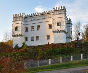 To najsławniejsza wieś w Małopolsce. Legenda głosi, że w miejscowym dworze zamieszkały diabły