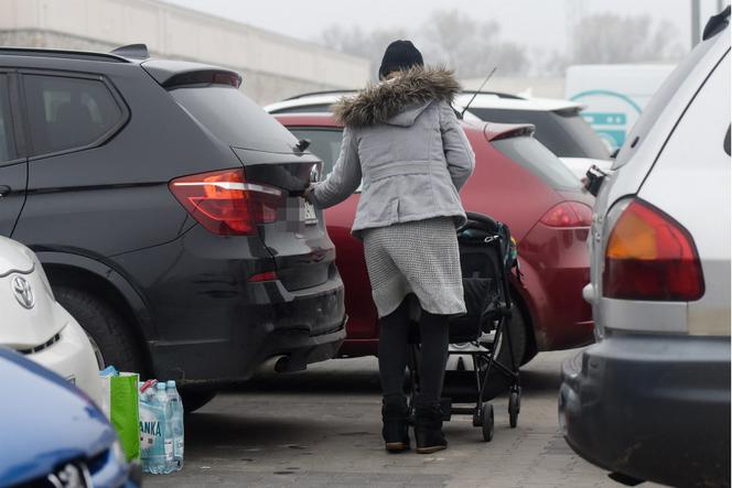 Joanna Koroniewiska robi zakupy z dzieckiem