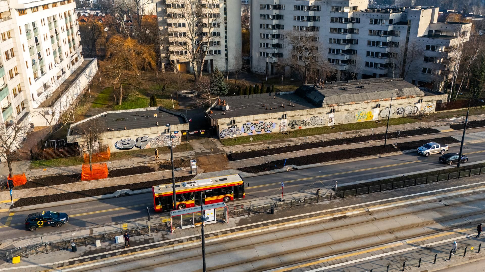 Szpiegowo z lotu ptaka. Blok na Sobieskiego 100 w Warszawie