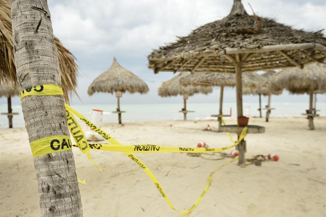 zamknięta plaża ogrodzona taśmami