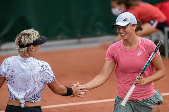 Iga Świątek i Bethanie Mattek-Sands grają o finał Rolanda Garrosa w deblu.