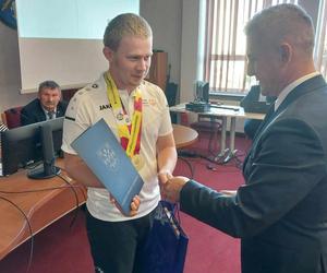 Iławianin sięgnął po złoto olimpijskie w Berlinie. Pokonał chińskich mistrzów!