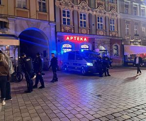 Bitwy kibiców na Rynku we Wrocławiu. Policja interweniowała całą noc