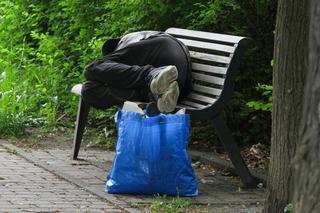 Półnadzy bezdomni robią TO na ławce na widoku. Mieszkańcy są oburzeni