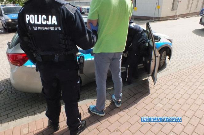 Uderzył słoikiem pracownika i ukradł... wafle i batony