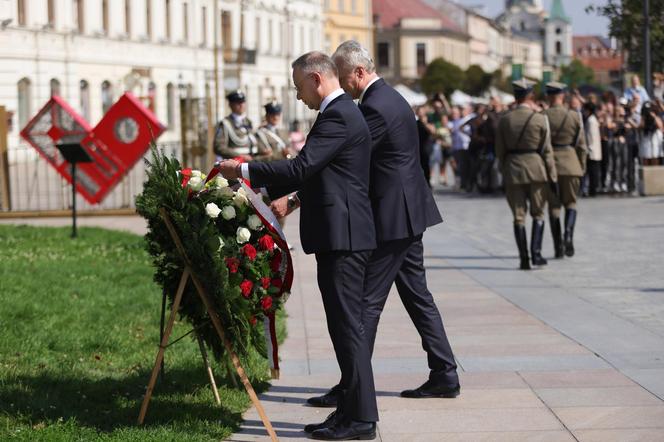 Wizyta prezydenta Polski i Litwy w Lublinie.  Andrzej Duda i Gitanas Nauseda złożyli wieńce przed pomnikiem Unii Lubelskiej. ZDJĘCIA