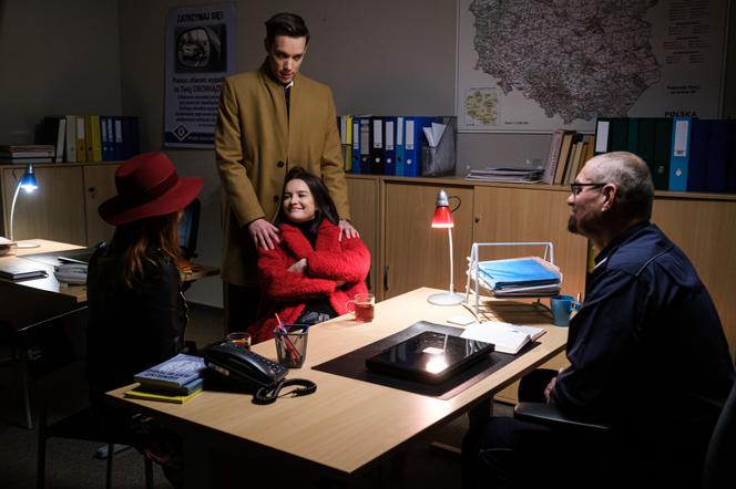 Na Wspólnej odc. 3384. Darek Żbik (Michał Mikołajczak), Kasia (Julia Chatys), Teresa Bednarczuk (Izabela Dąbrowska)