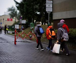 Kolejna Szkolna ulica w Warszawie. Samochodem tam nie wjedziesz