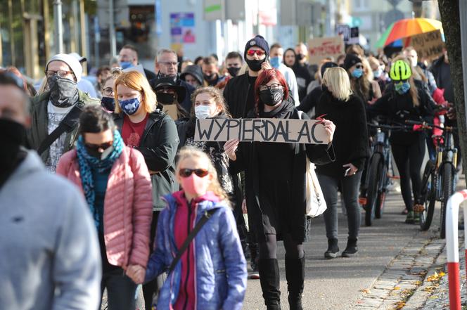 Kołobrzeg: Protest kobiet na ulicach miasta