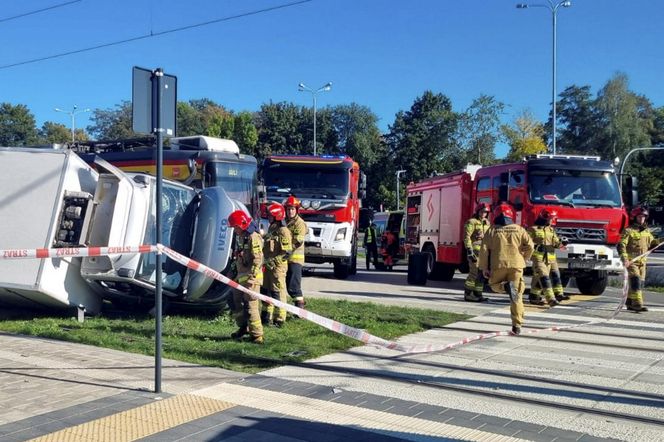  Łódź. Tramwaj zderzył się z dostawczym Iveco. Trzy osoby ranne w wypadku [ZDJĘCIA]