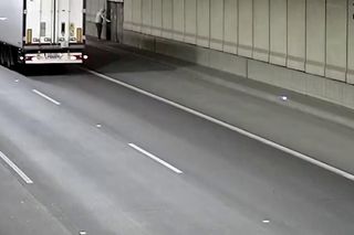 Zadzwonił na numer alarmowy i poprosił o podwózkę. Z tunelu na S2 wywiozła go policja