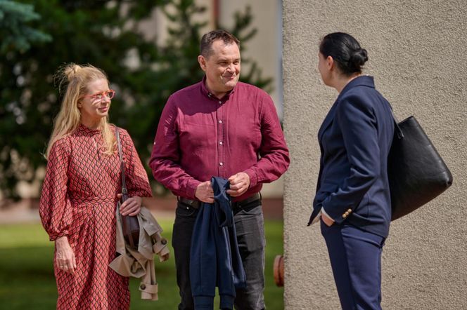 Na Wspólnej odc 4089. Renata (Marta Jankowska), Sławek (Mariusz Słupiński), urzędniczka (Katarzyna Dworak)