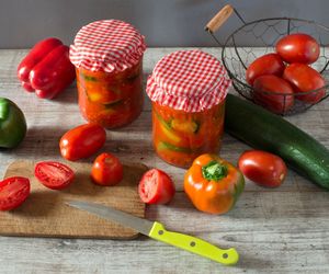 Domowe leczo na zimę – ten przepis na leczo z cukinii w słoikach warto znać