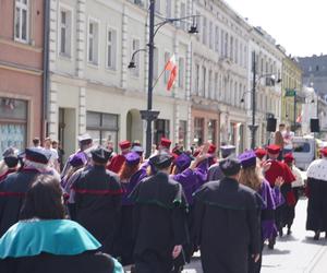 Pochód Juwenaliowy Łódzkich Uczelni. Studenci przejęli Łódź! [ZDJĘCIA]