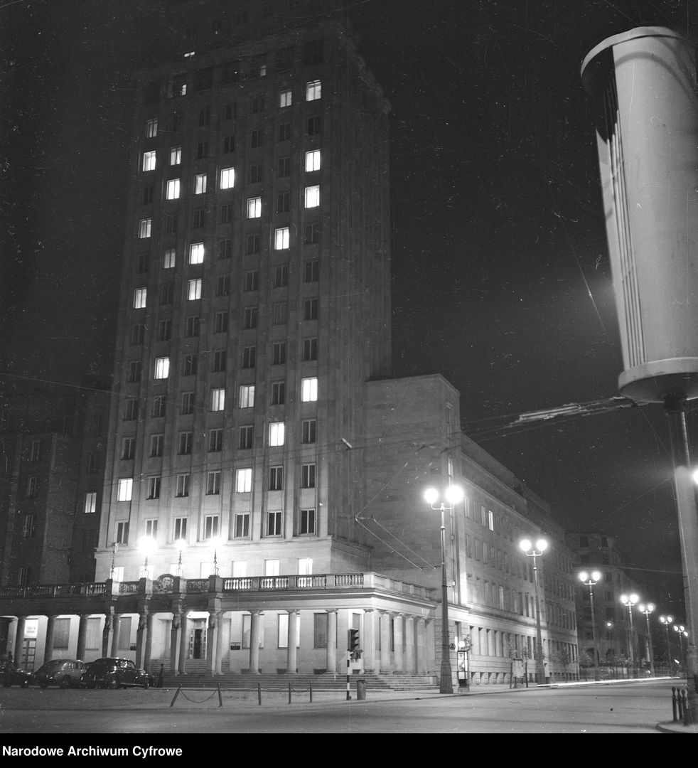 Hotel Warszawa w Prudentialu w latach 50. nocą