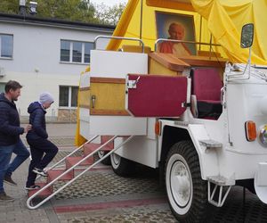 Noc Muzeów 2025. Samochód papieski w Kielcach