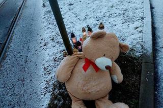 Tramwaj śmiertelnie potracił 14-latkę. Mieszkańcy Bydgoszczy przynoszą znicze, kwiaty i pluszaki