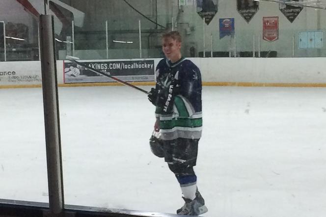 Justin Bieber gra w hokeja