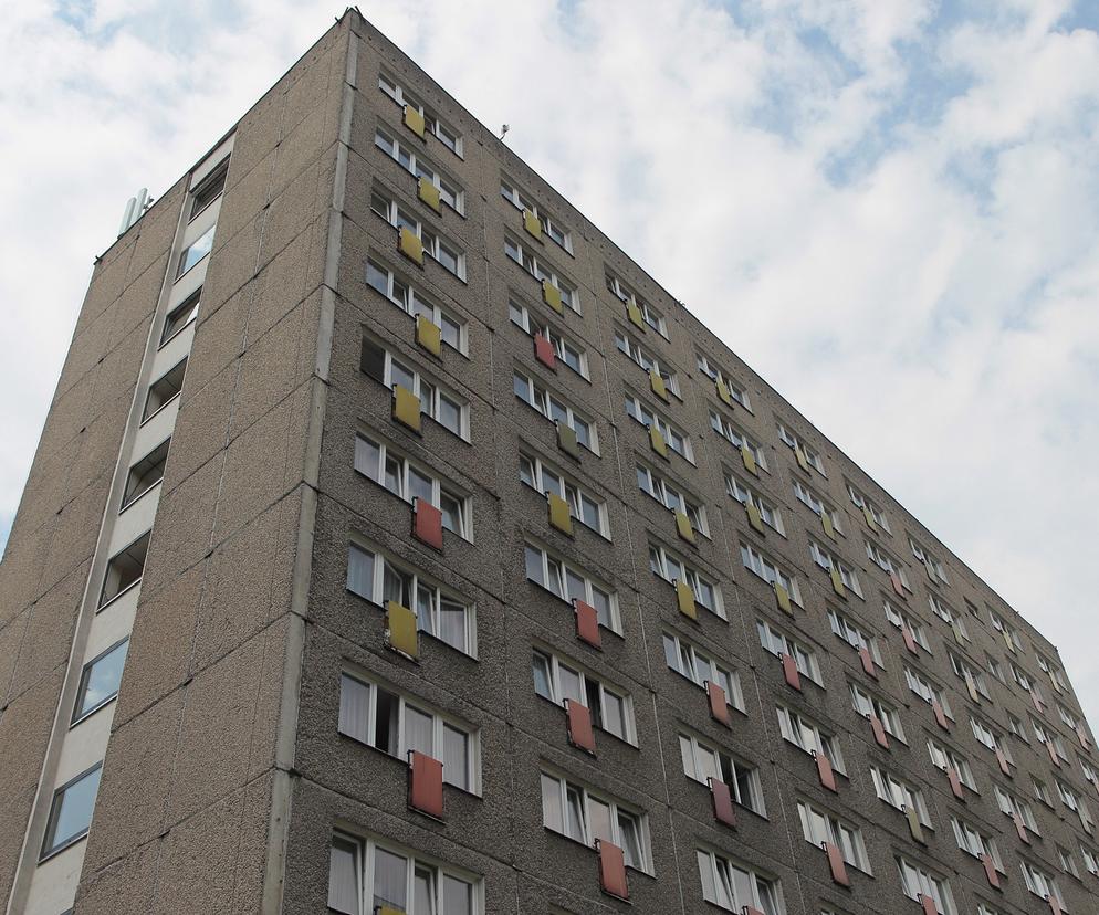 Tragedia na Mokotowie. 2-letnia dziewczynka wypadła z okna na 9. piętrze. Jej ciotka usłyszała zarzuty