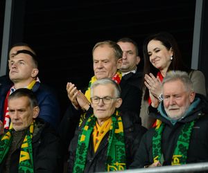 Skandaliczny transparent z Donaldem Tuskiem na meczu w Kownie