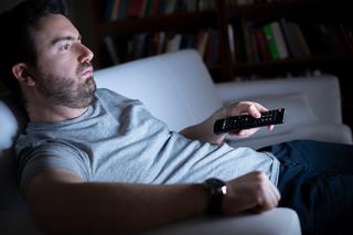 Oglądanie telewizji nie tylko pożera twój czas, ale też naraża cię na ból. Eksperci biją na alarm