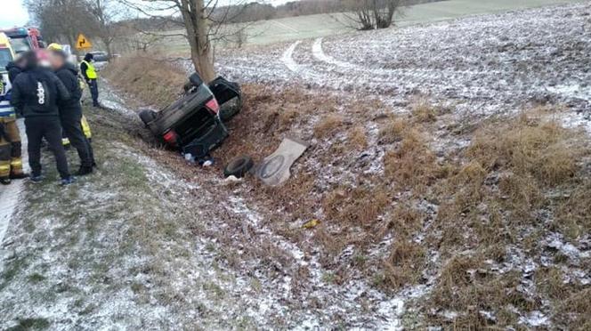 Zima zaskoczyła drogowców i kierowców. Jeden skończył w rowie