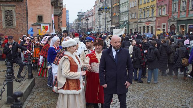 Polonez dla Fredry 2025 we Wrocławiu. Maturzyści zatańczyli na Rynku [ZDJĘCIA]