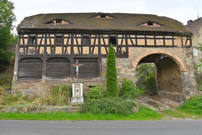 Działoszyn k/Bogatyni - Torhaus, ruinersi należą do grupy ratunkowej tego unikalnego budynku
