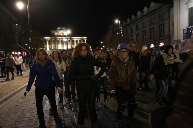 Nightskating. Warszawiacy przejechali stolicę na rolkach [Zdjęcia]