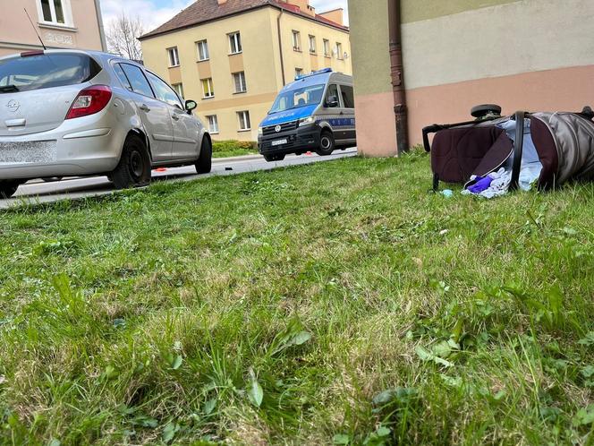 W centrum Tarnowa spacerowała z malutkim dzieckiem. Huknął w nich samochód! Maluch wypadł z wózka