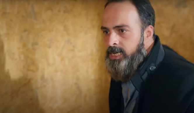 Ege uratuje Zeynep, choć porywacz pchnie ją nożem.