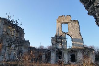 Ruiny zamku królowej Bony. Znajdziecie je w małej świętokrzyskiej wiosce 