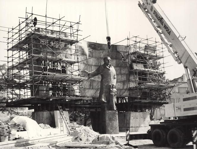 1979 , Budowa pomnika Bieruta.