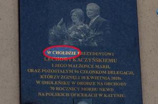 Błąd ortograficzny na tablicy upamiętniającej katastrofę smoleńską w Ostrowie Wielkopolskim