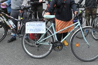 Protest rowerzystów na Moście Poniatowskiego. Tu jest jak w cyrku