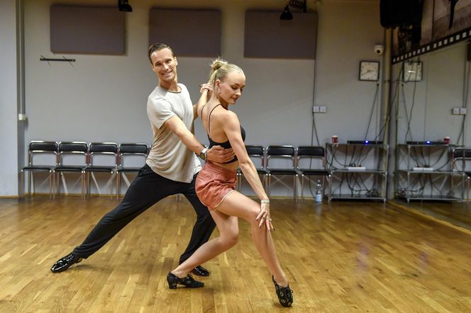 Maurycy Popiel w "Tańcu z Gwiazdami". Partneruje mu Sara Janicka