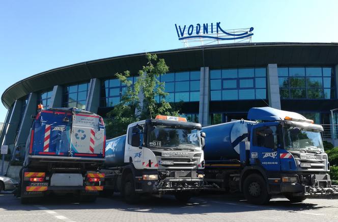 Zamiast do kanalizacji - prosto na warszawskie ulice! ZOM znów wykorzytał wodę z basenów
