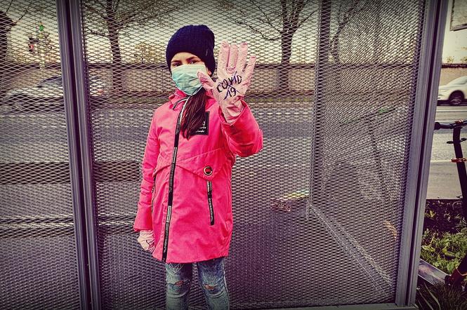 Dziecko w maseczce podczas pandemii koronawirusa w Polsce